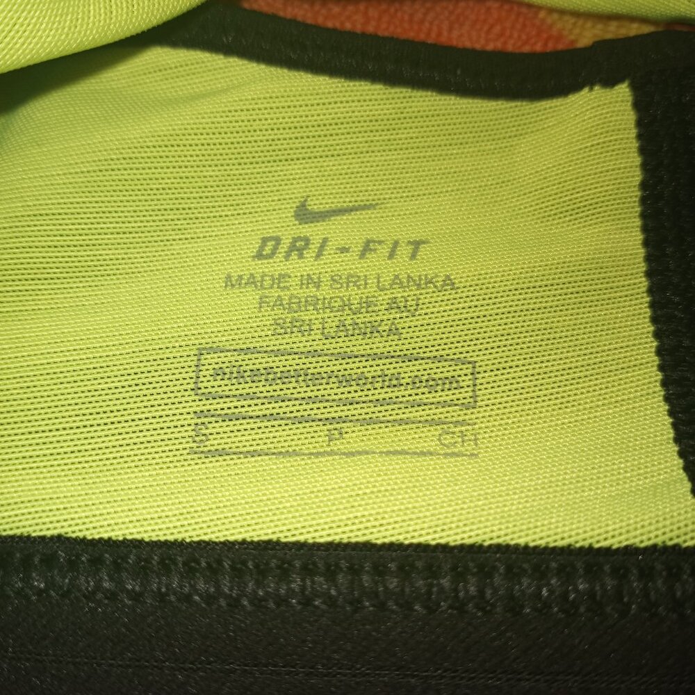 Classic black Nike sports bra - Picture 4 of 11